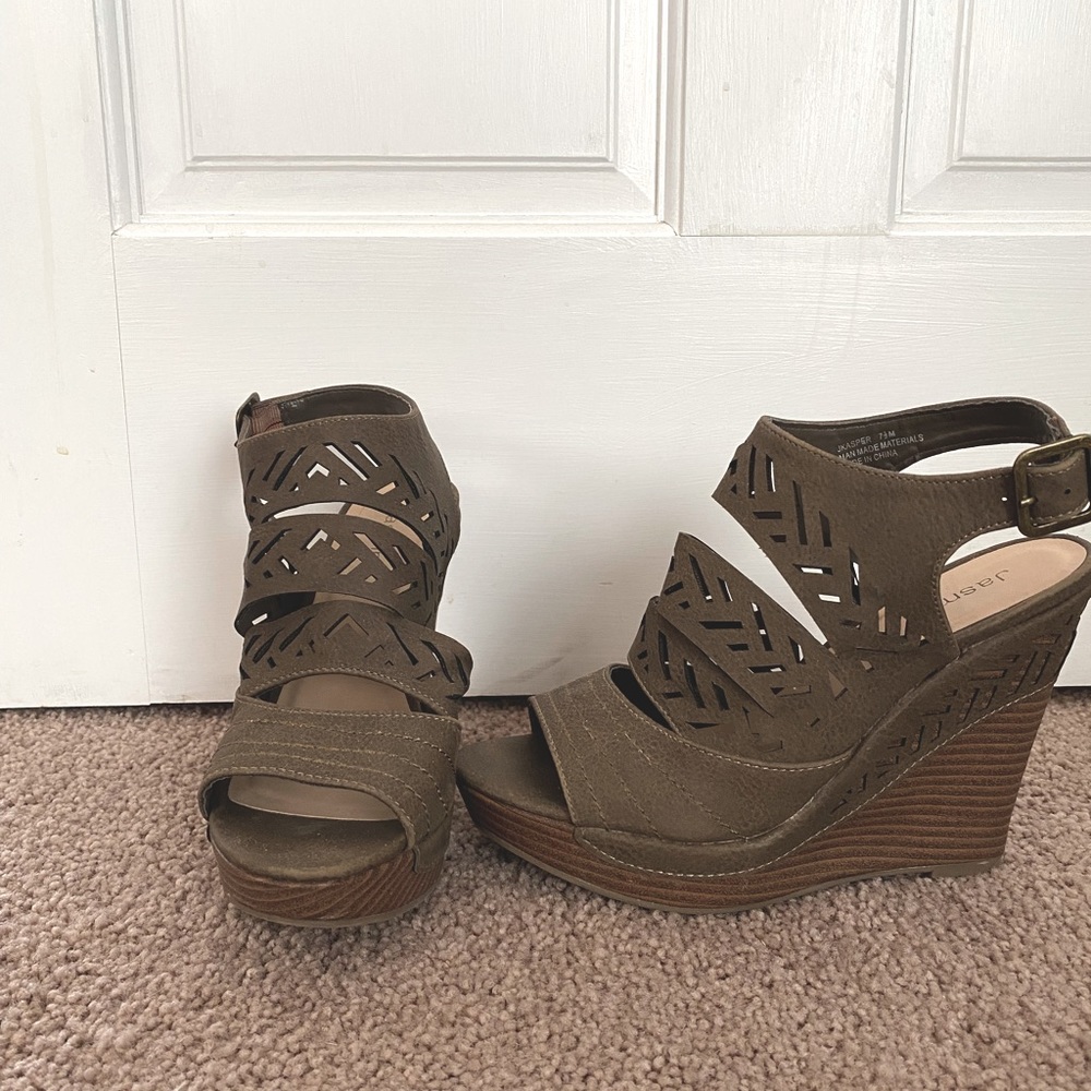 Beautiful Medium Brown Wedges
